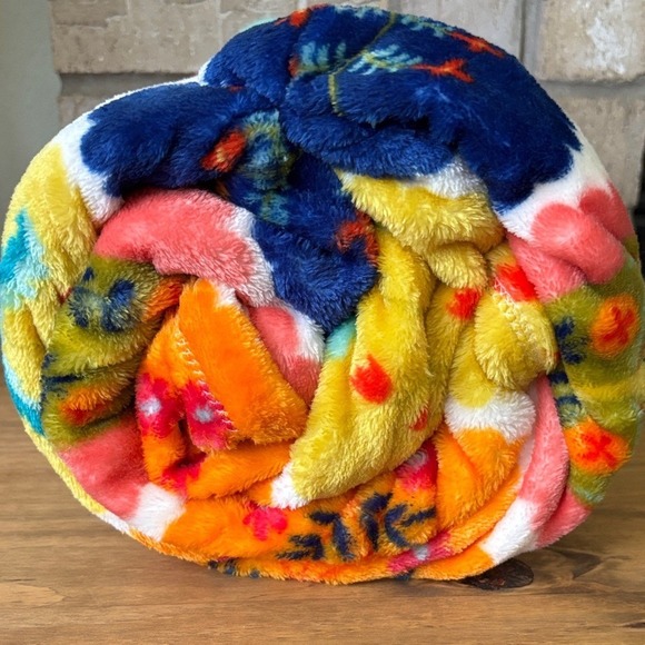 The Big One Plush Oversized Colorful Spring Flowers Throw Blanket 5' x 6' Floral - Picture 12 of 12